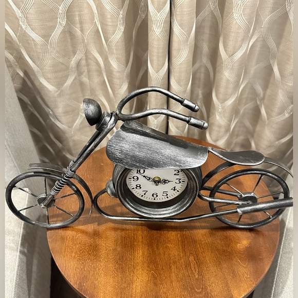 Chopper Bike in Metal for Table Decor with Battery operated Timepiece - Picture 5 of 6